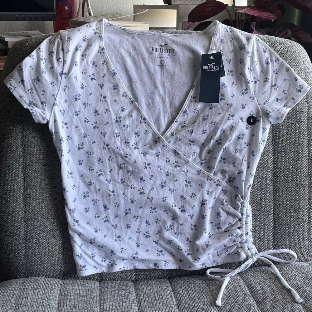 Hollister Women's White and Blue Floral Wrap Tee